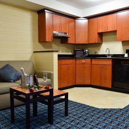 Fairfield Inn Hartford Airport Вінсор-Локс Екстер'єр фото
