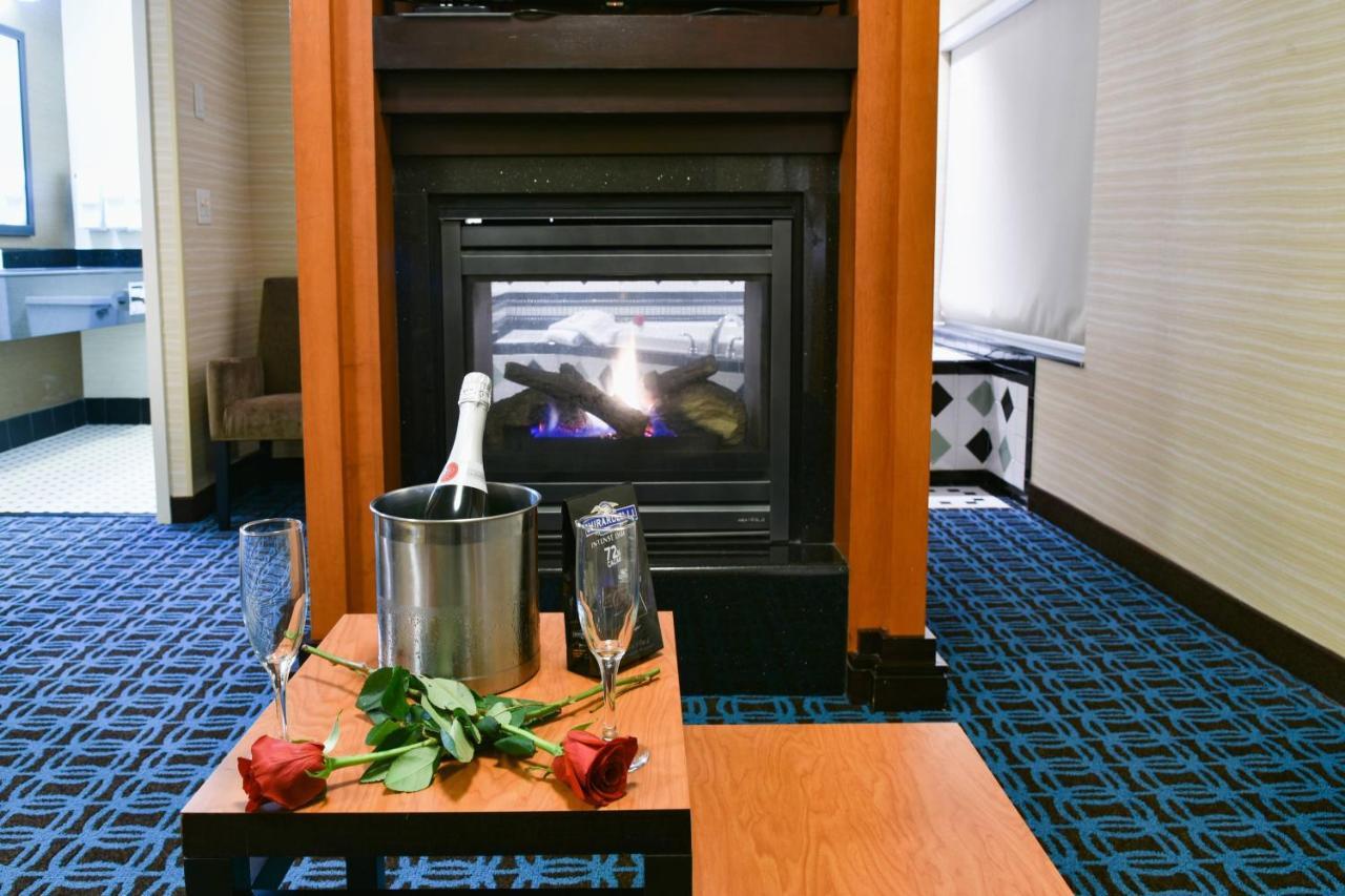 Fairfield Inn Hartford Airport Вінсор-Локс Екстер'єр фото