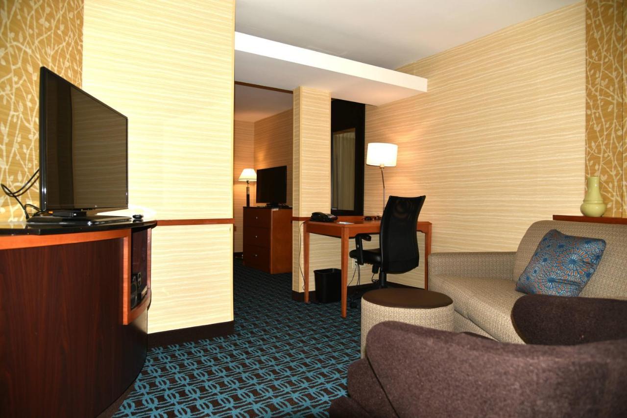 Fairfield Inn Hartford Airport Вінсор-Локс Екстер'єр фото