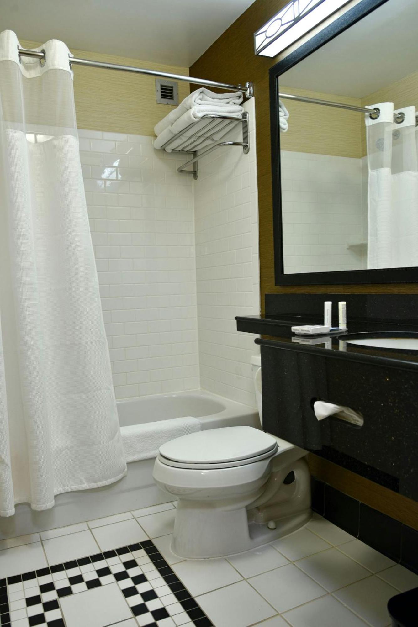 Fairfield Inn Hartford Airport Вінсор-Локс Екстер'єр фото