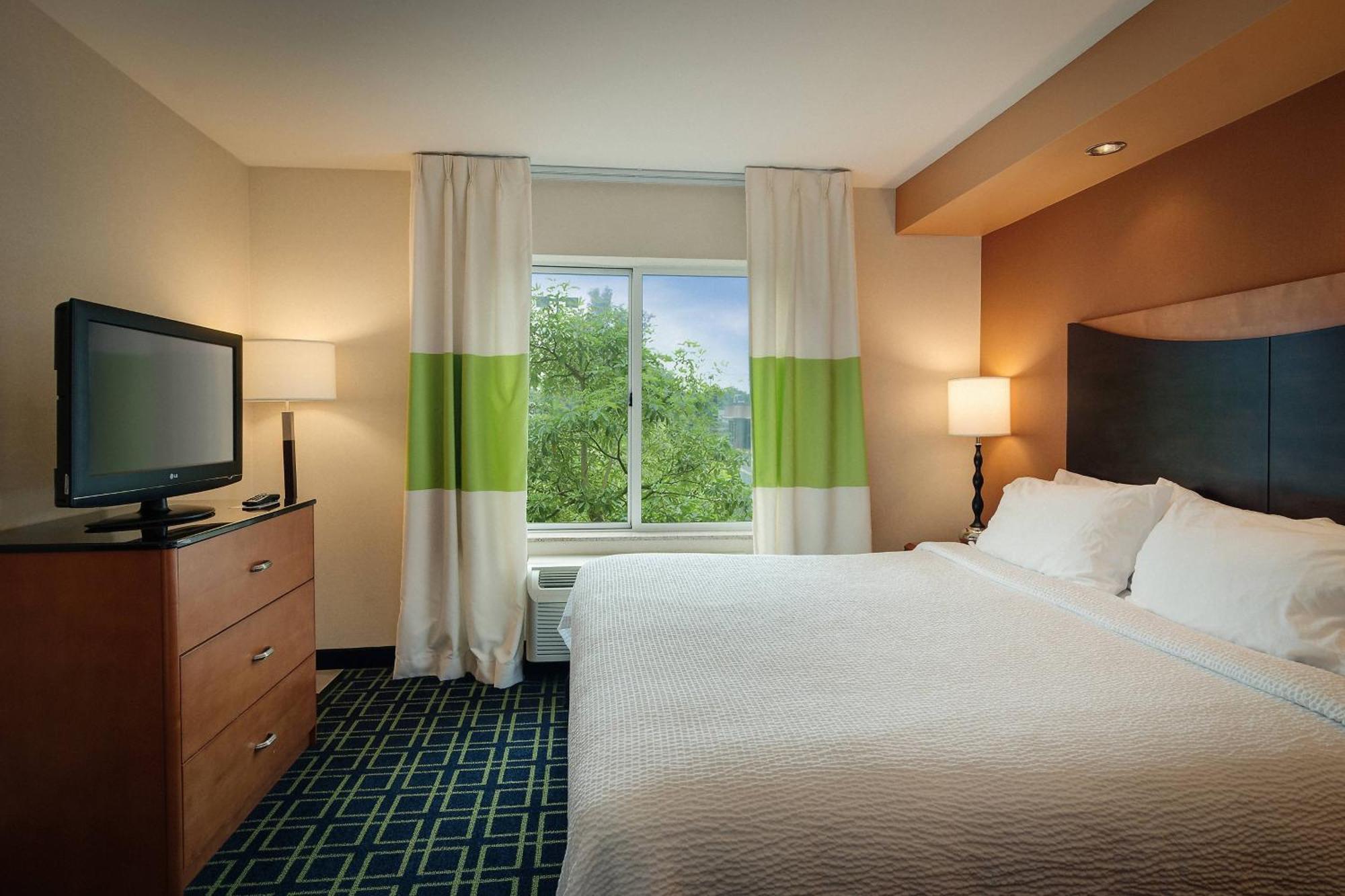Fairfield Inn Hartford Airport Вінсор-Локс Екстер'єр фото