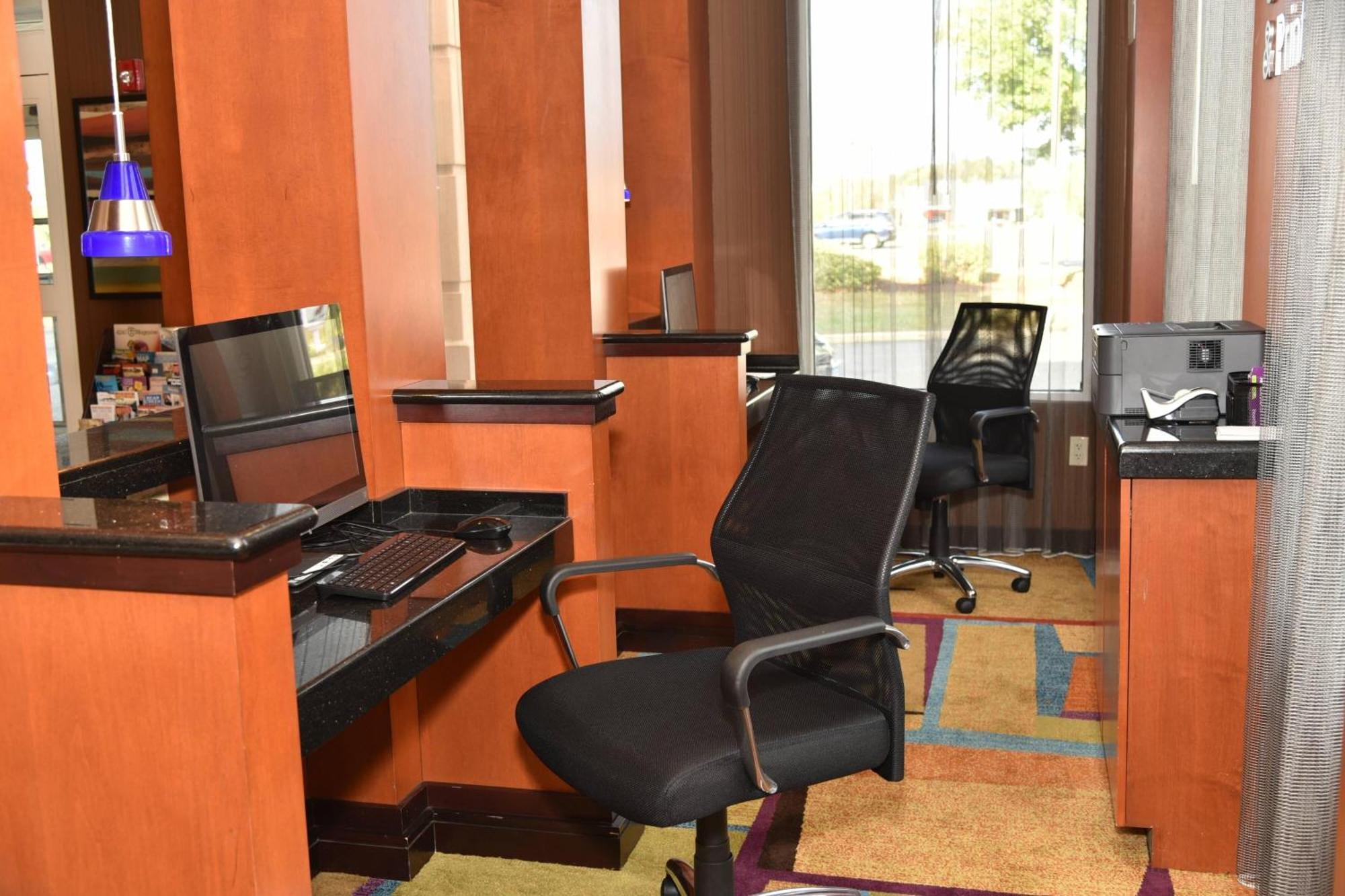 Fairfield Inn Hartford Airport Вінсор-Локс Екстер'єр фото