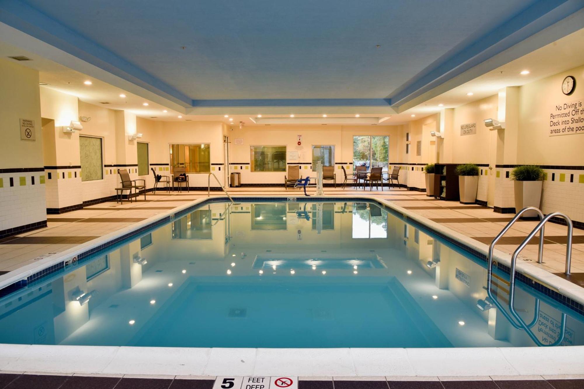 Fairfield Inn Hartford Airport Вінсор-Локс Екстер'єр фото