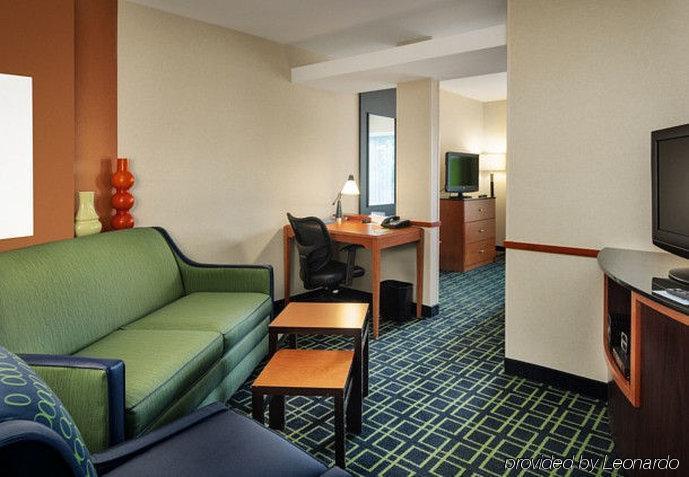 Fairfield Inn Hartford Airport Вінсор-Локс Екстер'єр фото