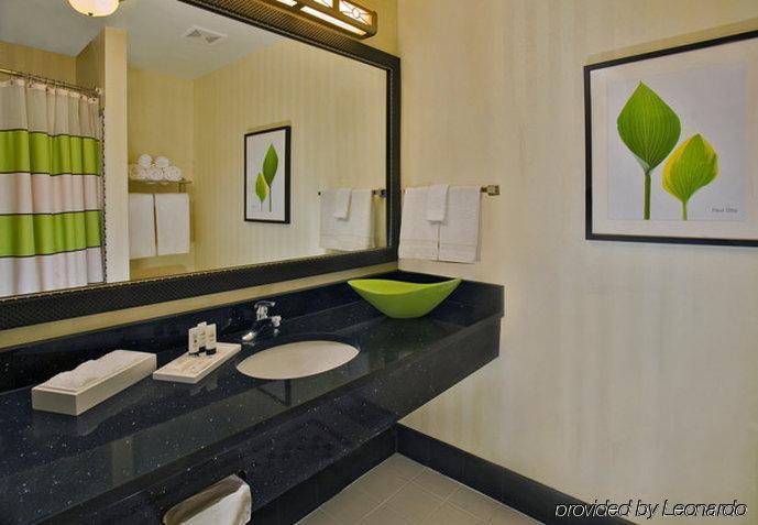 Fairfield Inn Hartford Airport Вінсор-Локс Екстер'єр фото