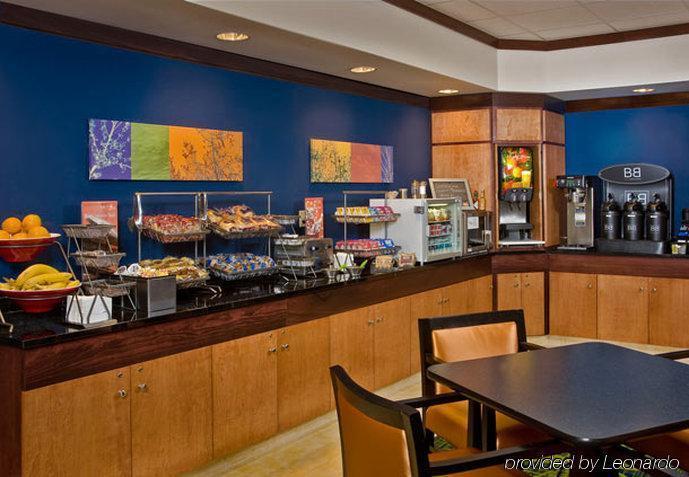 Fairfield Inn Hartford Airport Вінсор-Локс Екстер'єр фото