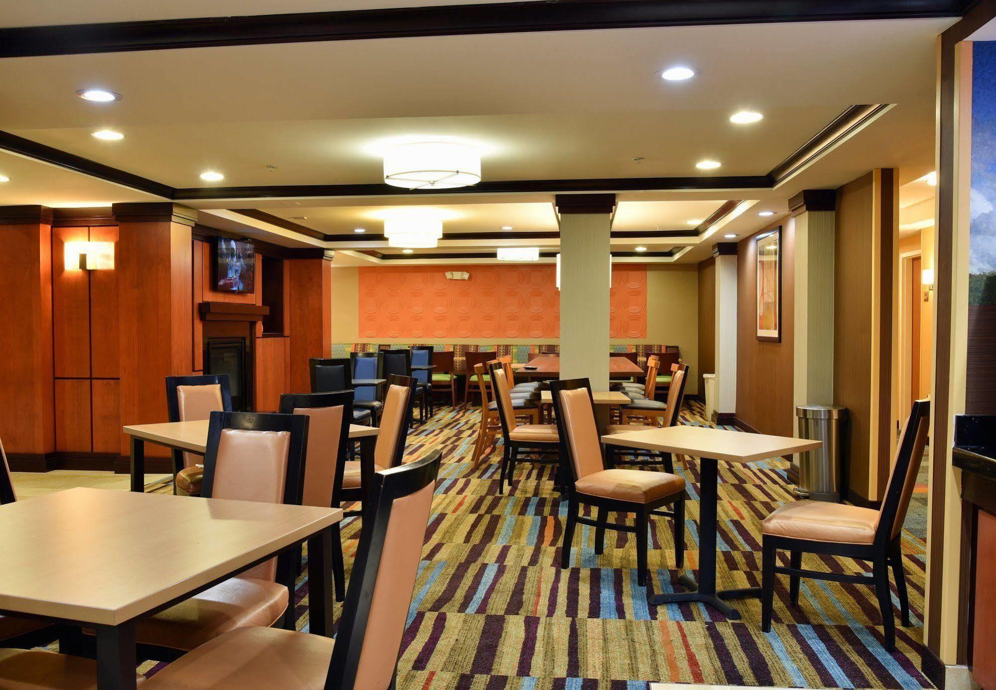 Fairfield Inn Hartford Airport Вінсор-Локс Екстер'єр фото