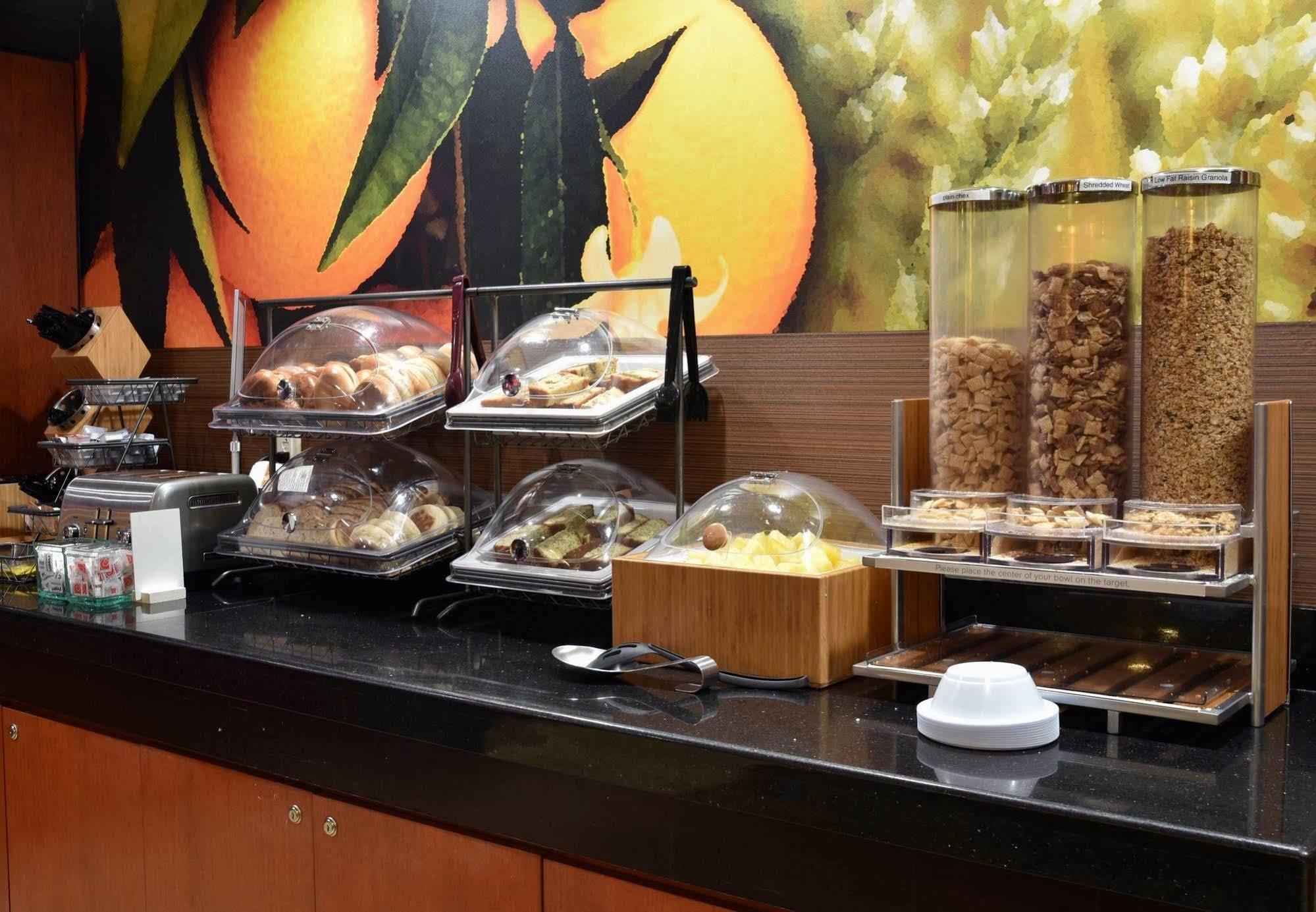 Fairfield Inn Hartford Airport Вінсор-Локс Екстер'єр фото