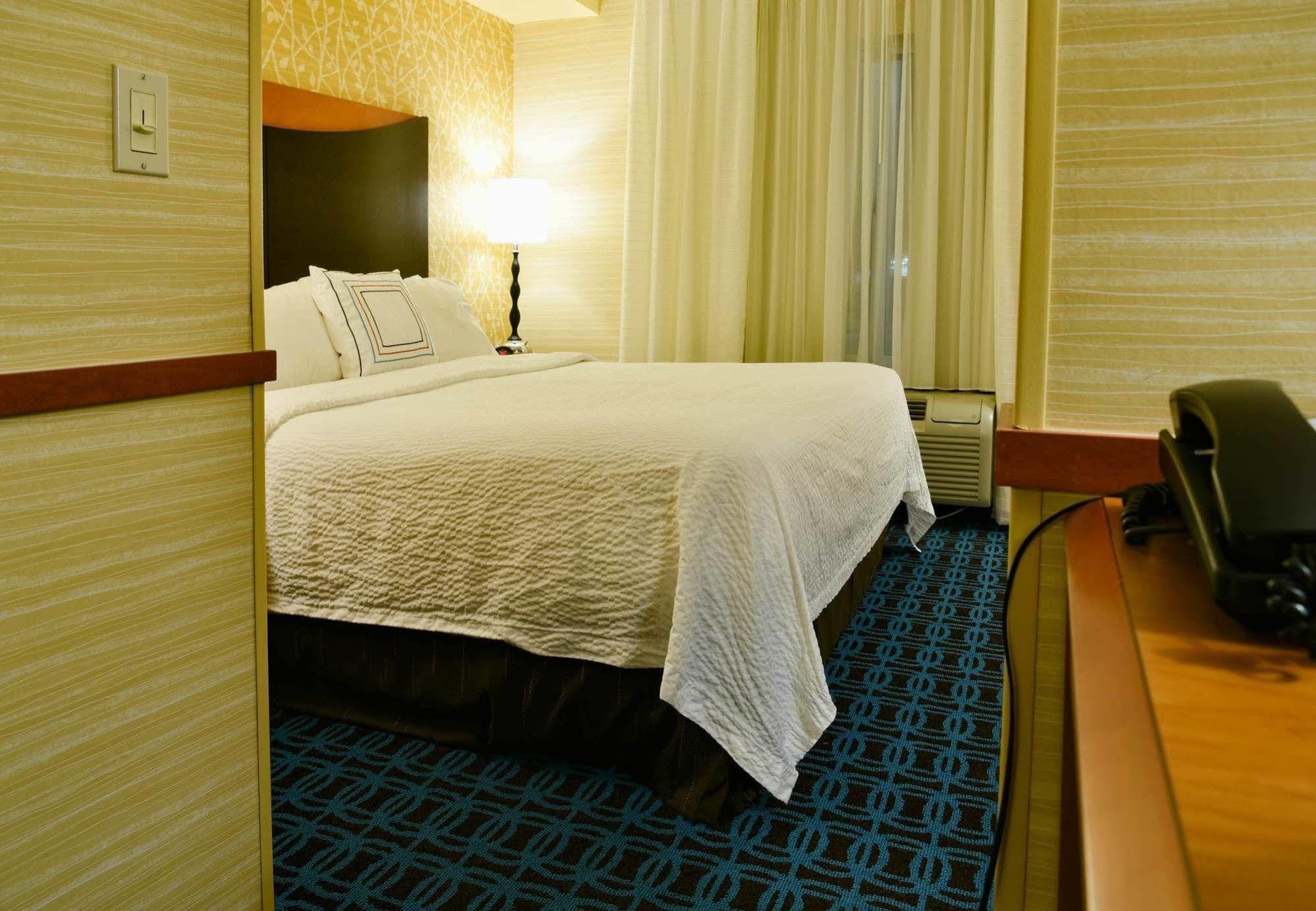Fairfield Inn Hartford Airport Вінсор-Локс Екстер'єр фото