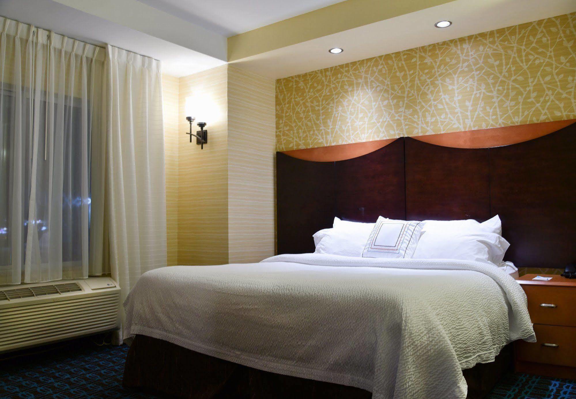Fairfield Inn Hartford Airport Вінсор-Локс Екстер'єр фото