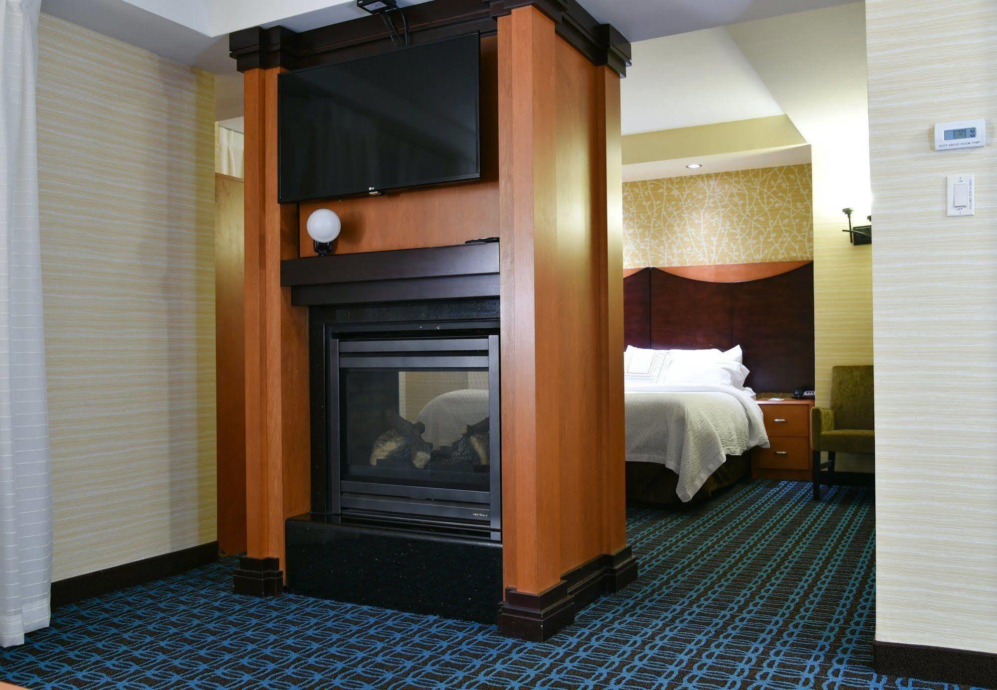 Fairfield Inn Hartford Airport Вінсор-Локс Екстер'єр фото