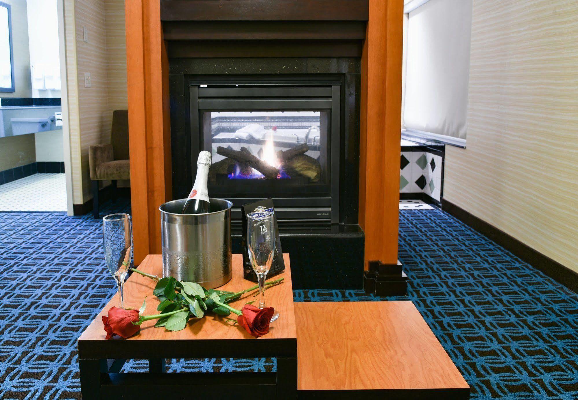 Fairfield Inn Hartford Airport Вінсор-Локс Екстер'єр фото